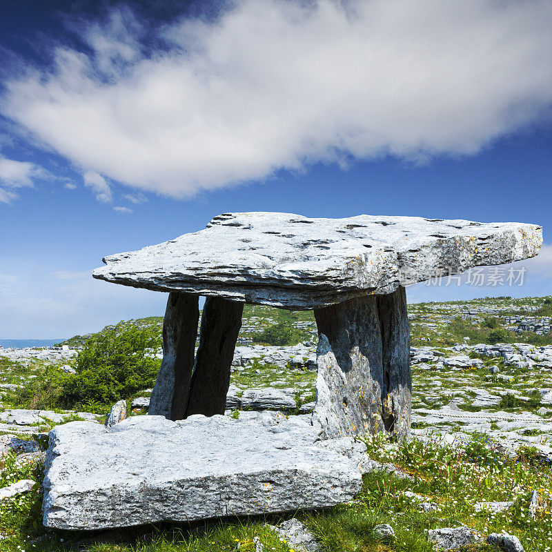 爱尔兰克莱尔郡Burren的Poulnabrone Dolmen门墓。